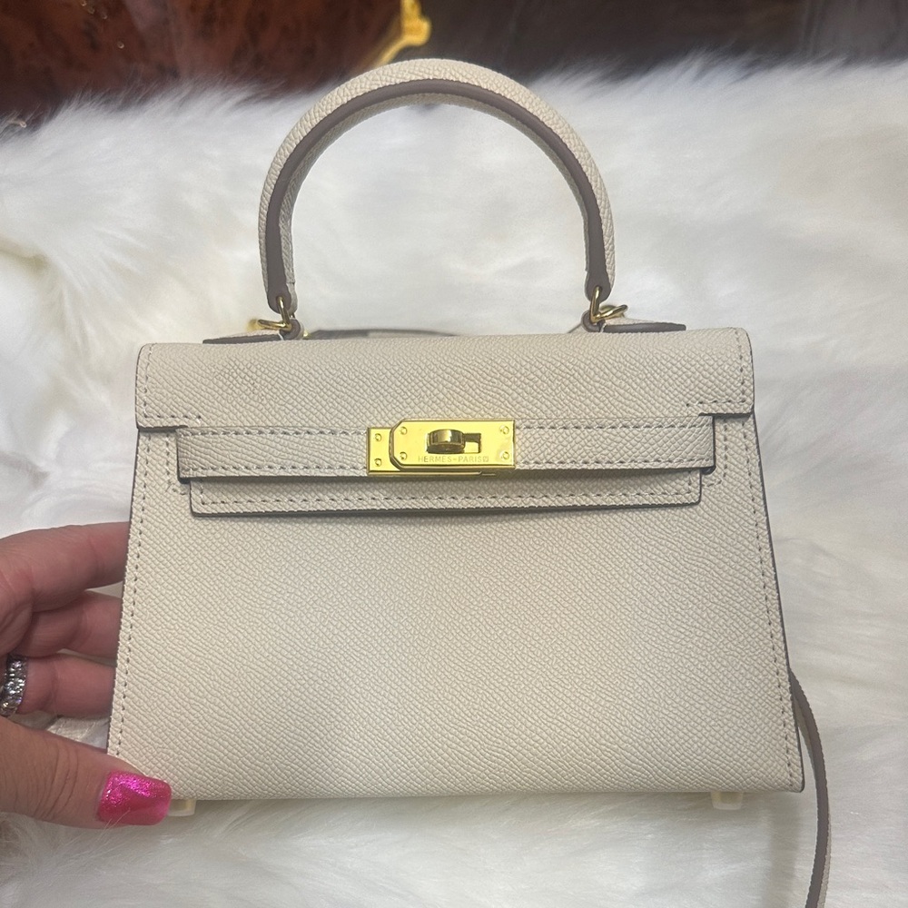 Mini Kelly handbag in Craie. With gold hardware. high quality. New never worn